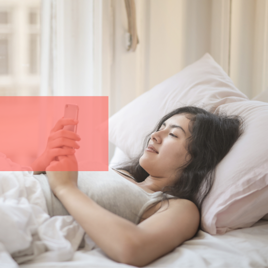 Kvinde læser i seng