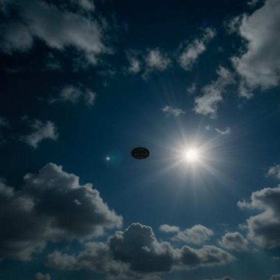 AI-genereret billede af lille ufo tæt på solen på himlen