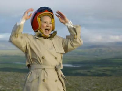 Trine Dyrholm i hovedrollen som Den danske kvinde med styrthjelm og islandsk natur i baggrunden