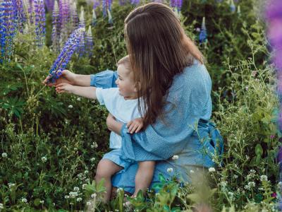 Mor og barn i blomstermark
