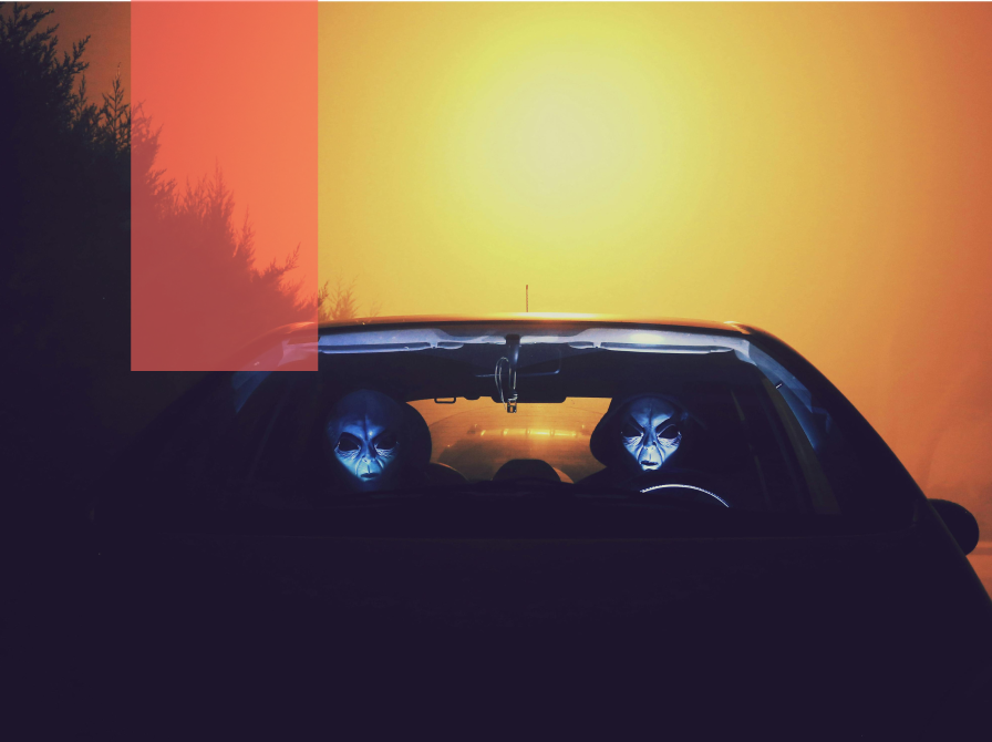 to aliens kører bil