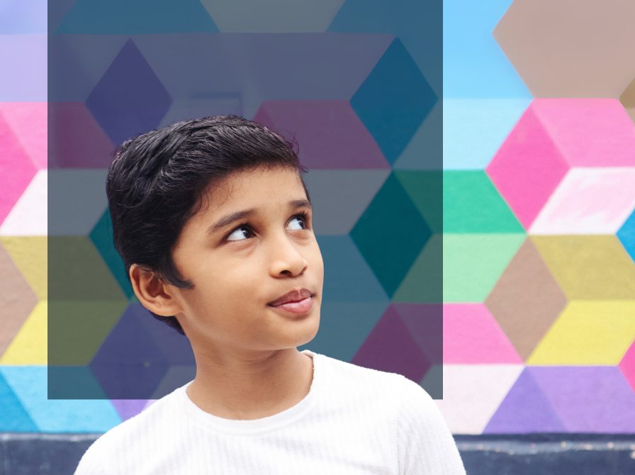 dreng, der kigger tænksomt op